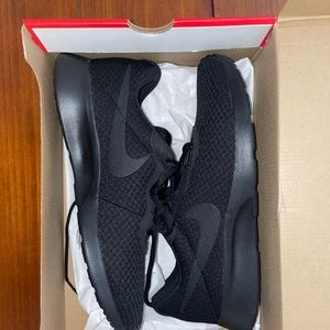 Men’s Nike Tanjun Running Shoe (BRAND NEW)